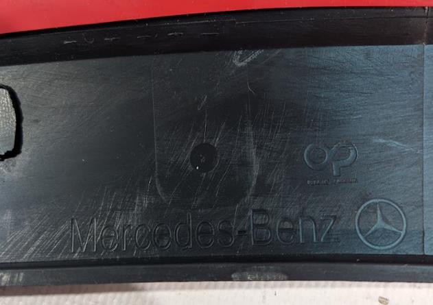 247885032269 Mercedes Expansor direito (placa sobreposta) de arco do pára-lama traseiro
