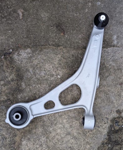545006CA0A Nissan/Infiniti Braço oscilante inferior direito de suspensão dianteira