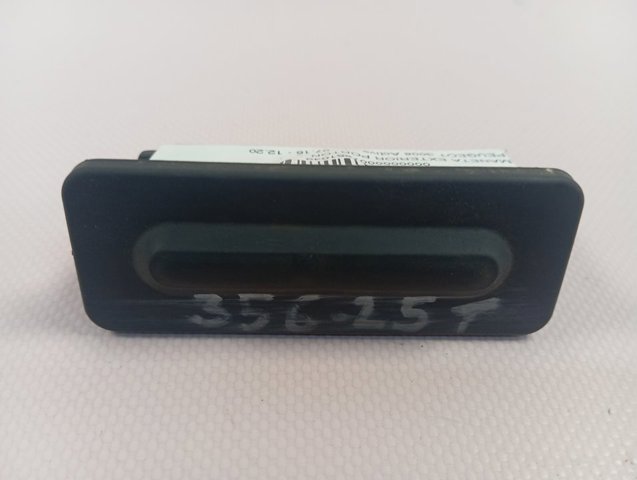 Compre 9827560380 Peugeot/Citroen Botão de acionamento do fecho de tampa de porta-malas (de 3ª/5ª porta (de tampa de alcapão)