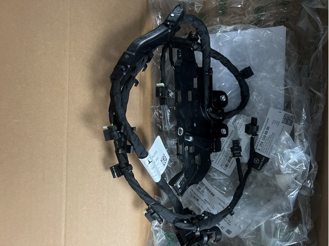 Compre A2561508800 Mercedes Fios isolados da seção de motor