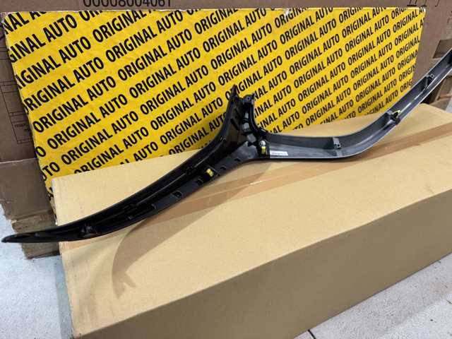 Compre BCKN50770C Mazda Moldura de grelha do radiador esquerdo