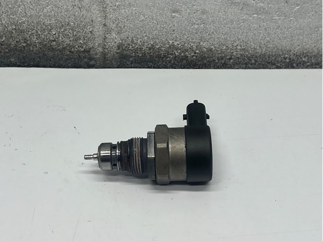 Regulador de pressão de combustível na régua de injectores General Motors 815539