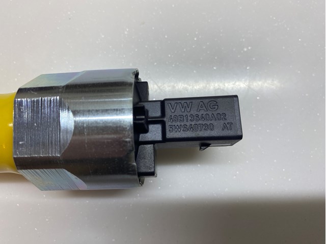 Regulador de pressão de combustível na régua de injectores Continental/Siemens 03L130764A