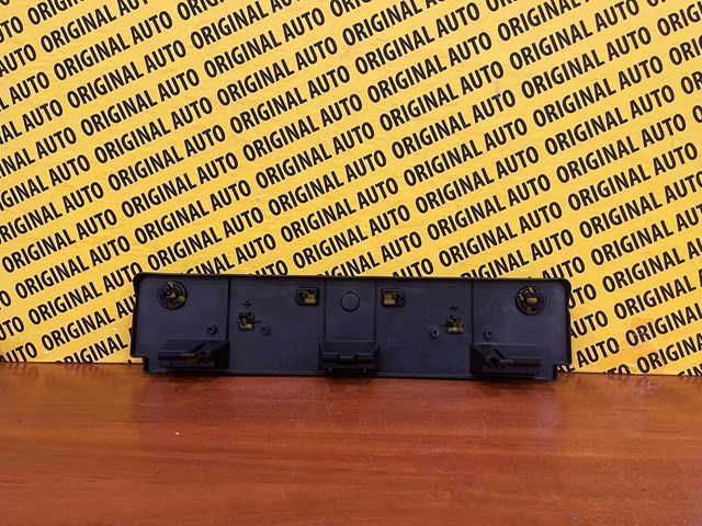 Painel de fixação de matrícula dianteira KB8M50171 Mazda