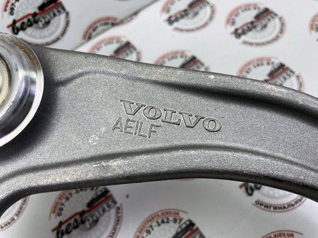 Braço oscilante superior esquerdo de suspensão dianteira 32424507 Volvo