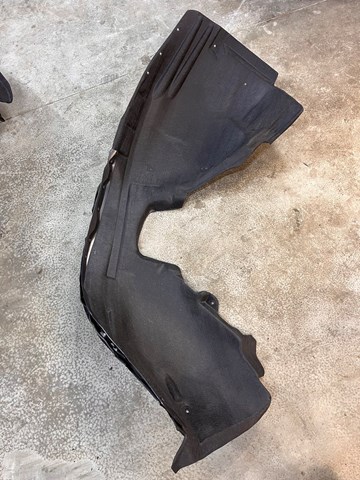 31298151 Volvo Guarda-barras direito do pára-lama dianteiro