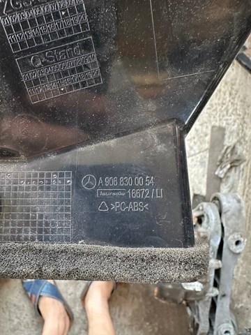 Grelha esquerda de ventilação de salão no "painel de instrumentos" A9068300054 Mercedes