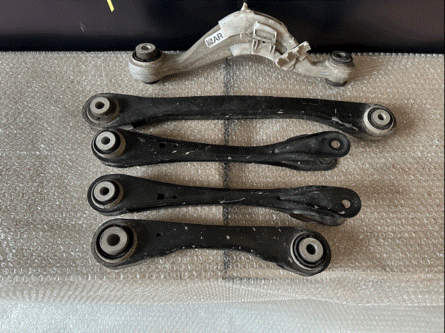 33326893528 BMW Braço oscilante inferior esquerdo de suspensão traseira/direita
