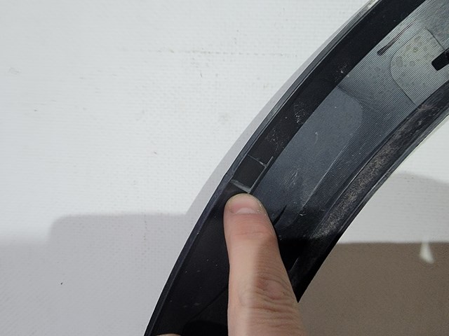 Expansor (placa sobreposta) de arco do pára-lama dianteiro direito 638106UA0A Nissan/Infiniti