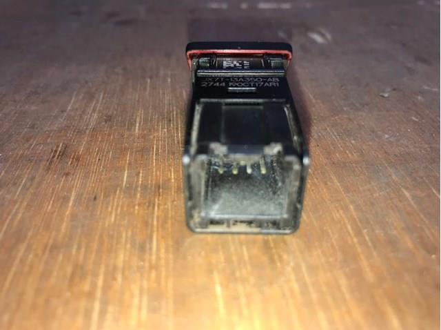 Botão de ativação do sinal de emergência para Ford Escape III DFK