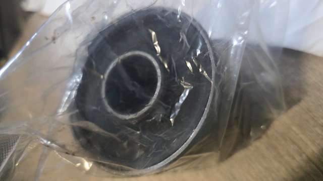 Compre O24013WB RBI Bloco silencioso dianteiro do braço oscilante inferior