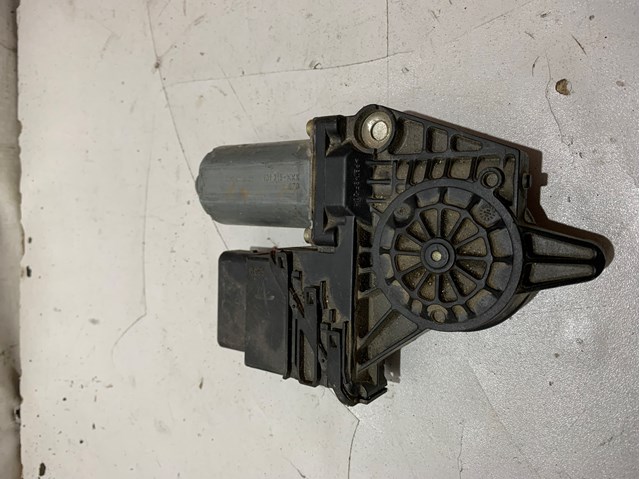 Motor de acionamento de vidro da porta traseira esquerda 0130821733 VAG