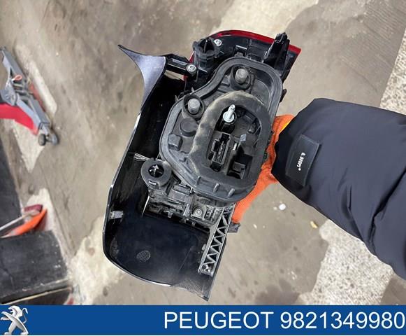 Lanterna traseira esquerda externa 9821349980 Peugeot/Citroen