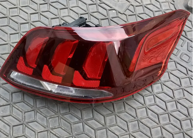 Lanterna traseira direita Peugeot/Citroen 9817299580