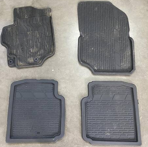 Tapetes dianteiros + traseiros, kit para Peugeot 301  