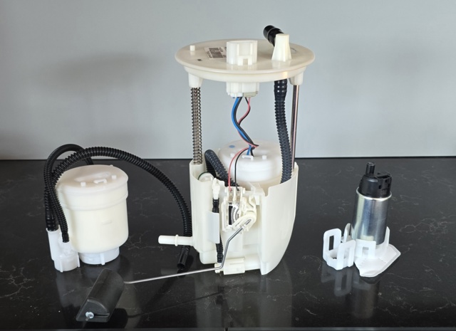 Módulo de bomba de combustível com sensor do nível de combustível PE011335X Mazda