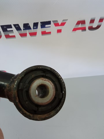 Compre KB7W28550 Mazda Braço oscilante transversal esquerdo de suspensão traseira