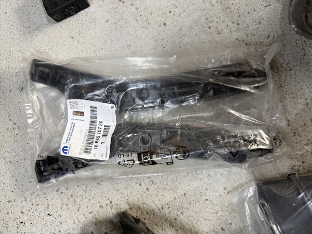 1668510780 Peugeot/Citroen Guia do pára-choque dianteiro