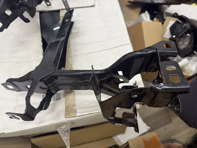 Consola (adaptador) de fixação da luz dianteira esquerda 51648071631 BMW