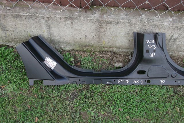 Acesso externo direito para Ford Focus III CB8