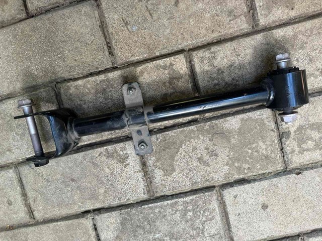 KB7W28550 Mazda Braço oscilante transversal esquerdo de suspensão traseira