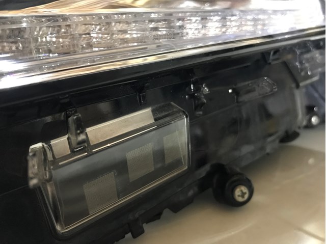 Luz esquerda 8118533D72 Toyota