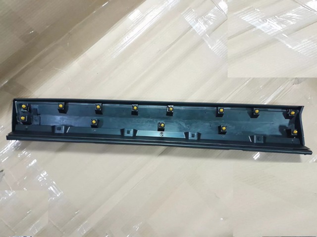 TK4851RA0B Mazda Placa sobreposta da porta dianteira direita
