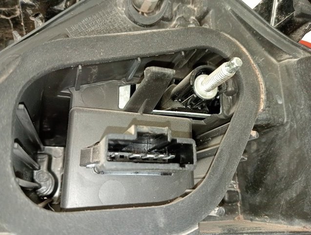 Lanterna traseira esquerda Peugeot/Citroen 9800916180