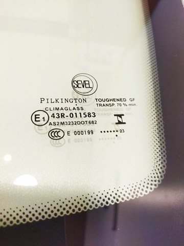Vidro de janelo da porta dianteira esquerda 1363018080 Fiat/Alfa/Lancia