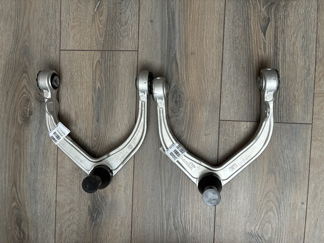 Braço oscilante superior direito de suspensão dianteira 32424508 Volvo