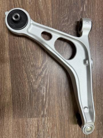 545006RR0B Nissan/Infiniti Braço oscilante inferior direito de suspensão dianteira