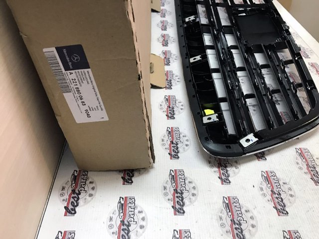 Compre A22188006839040 Mercedes Grelha do radiador