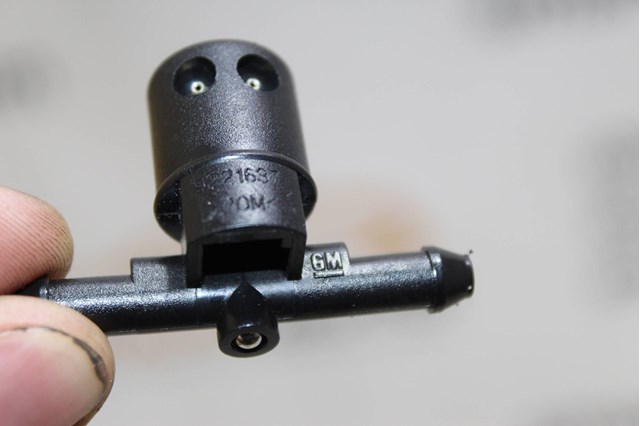 Injetor esquerdo de fluido para lavador de pára-brisas General Motors 13272046