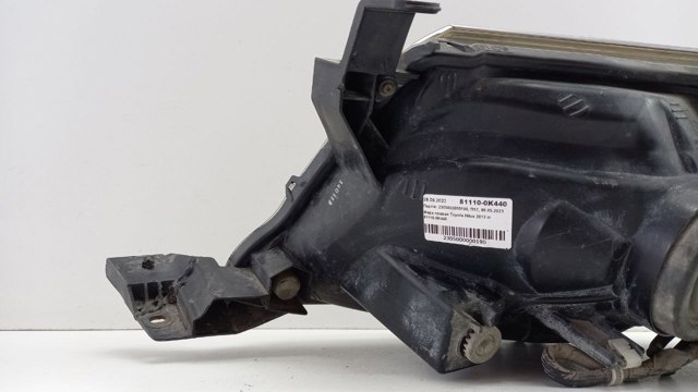 811100K440 Toyota Luz direita
