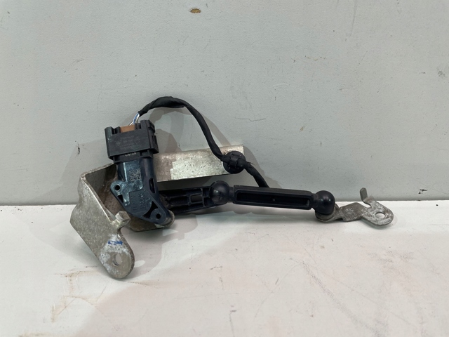 Sensor dianteiro do nível de posição de carroçaria 6895466 BMW