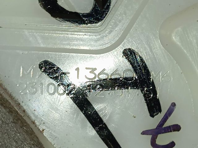 Fecho da porta dianteira esquerda Toyota 69040K0041