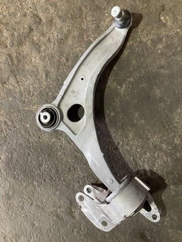 Braço oscilante inferior direito de suspensão dianteira LR133589 Land Rover