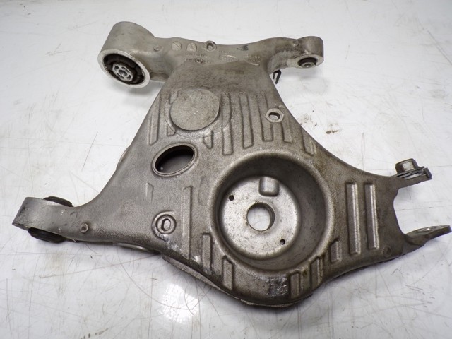 Braço oscilante inferior esquerdo de suspensão traseira LR098944 Land Rover