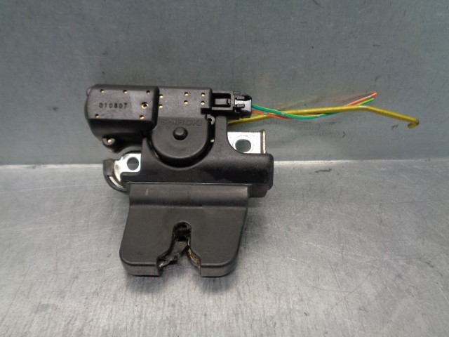 Fecho de tampa de porta-malas (de 3ª/5ª porta traseira) Lexus IS  E1