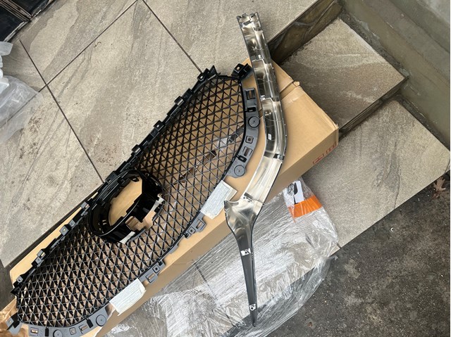 Compre KB8A507K1B Mazda Moldura de grelha do radiador esquerdo