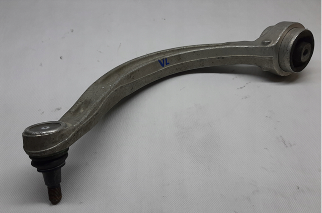 8W0407695A VAG Braço oscilante inferior esquerdo de suspensão dianteira