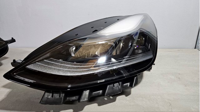 Luz esquerda Tesla Model 3  5YJ3